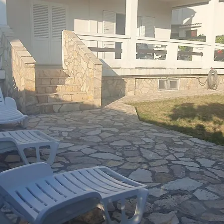 Rafael Apartman *