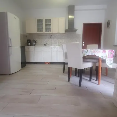Rafael Apartman Pag Town